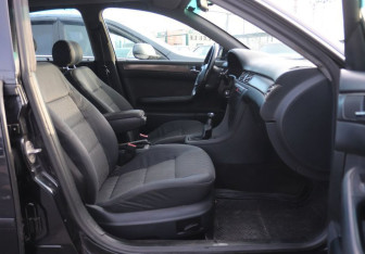 Подержанный автомобиль Audi A6 Sedan 2000 года (12 фото)