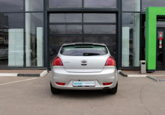 Подержанный автомобиль Kia Ceed Hatchback 2009 года (4 фото)