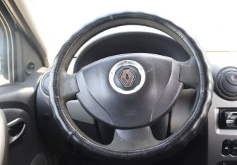 Подержанный автомобиль Renault Logan Sedan 2010 года (14 фото)