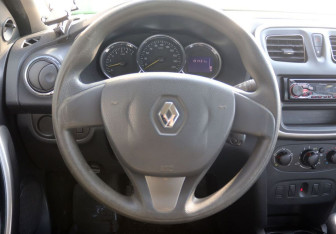 Подержанный автомобиль Renault Logan Sedan 2015 года (13 фото)