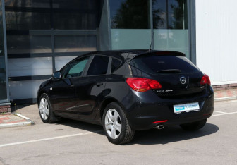 Подержанный автомобиль Opel Astra Hatchback 2011 года (6 фото)