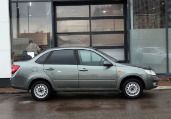 Подержанный автомобиль LADA (ВАЗ) Granta Sedan 2013 года (6 фото)