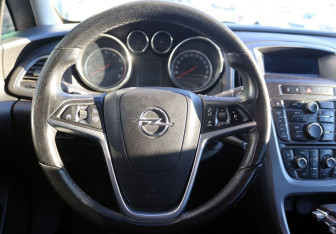 Подержанный автомобиль Opel Astra Sedan 2013 года (16 фото)