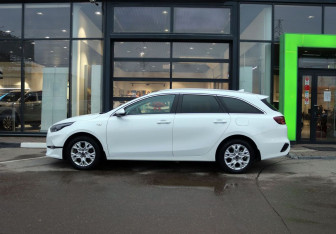 Подержанный автомобиль Kia Ceed Wagon 2022 года (2 фото)