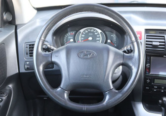 Подержанный автомобиль Hyundai Tucson 2008 года (16 фото)