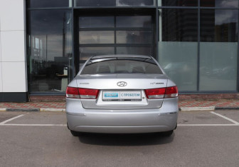 Подержанный автомобиль Hyundai Sonata 2008 года (4 фото)