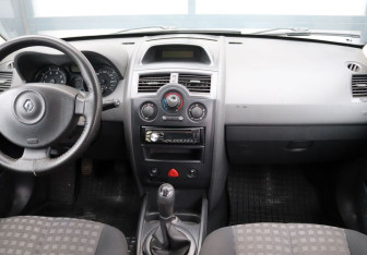 Подержанный автомобиль Renault Megane Sedan 2006 года (15 фото)