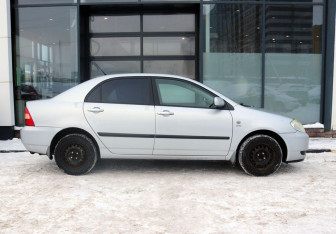 Подержанный автомобиль Toyota Corolla Sedan 2004 года (6 фото)