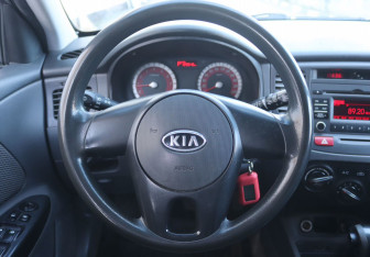 Подержанный автомобиль Kia Rio Hatchback 2011 года (12 фото)