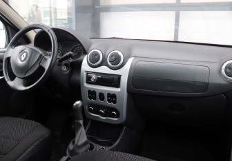 Подержанный автомобиль Renault Sandero 2012 года (13 фото)