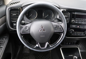 Подержанный автомобиль Mitsubishi Outlander 2017 года (15 фото)