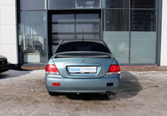 Подержанный автомобиль Mitsubishi Lancer Sedan 2005 года (4 фото)