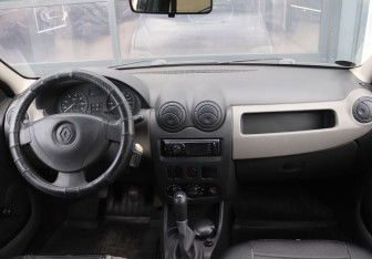 Подержанный автомобиль Renault Logan Sedan 2013 года (14 фото)