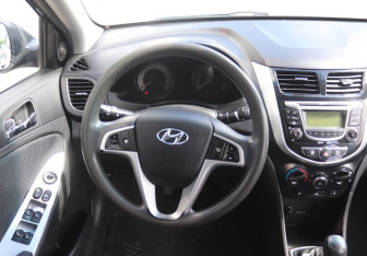 Подержанный автомобиль Hyundai Solaris Sedan 2013 года (16 фото)