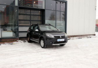 Подержанный автомобиль Renault Sandero 2012 года (7 фото)