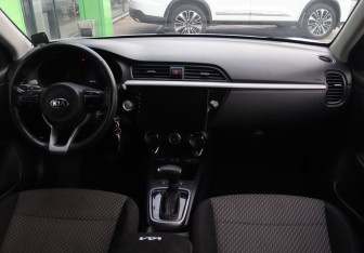 Подержанный автомобиль Kia Rio Hatchback 2017 года (15 фото)