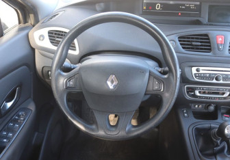 Подержанный автомобиль Renault Scenic 2009 года (16 фото)