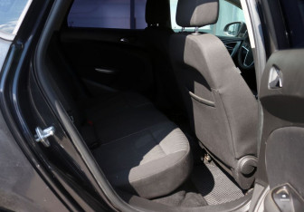 Подержанный автомобиль Opel Astra Hatchback 2011 года (10 фото)