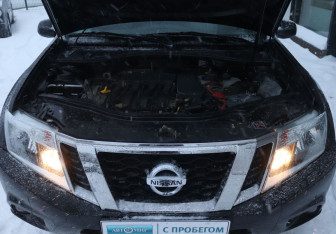 Подержанный автомобиль Nissan Terrano 2015 года (10 фото)