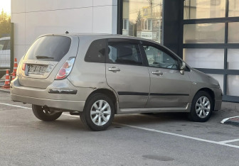 Подержанный автомобиль Suzuki Liana Wagon 2005 года (5 фото)