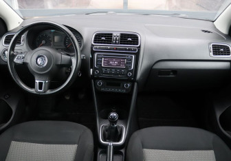 Подержанный автомобиль Volkswagen Polo Sedan 2014 года (15 фото)