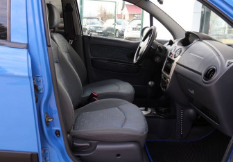 Подержанный автомобиль Chevrolet Spark 2006 года (13 фото)