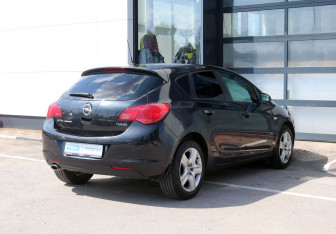 Подержанный автомобиль Opel Astra Hatchback 2011 года (7 фото)