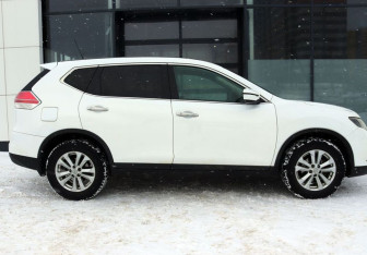 Подержанный автомобиль Nissan X-Trail 2015 года (6 фото)