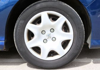 Подержанный автомобиль Peugeot 308 Hatchback 2009 года (17 фото)