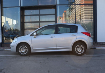 Подержанный автомобиль Nissan Tiida Hatchback 2010 года (2 фото)