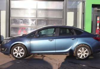 Подержанный автомобиль Opel Astra Sedan 2013 года (2 фото)