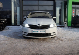 Подержанный автомобиль Skoda Rapid Liftback 2017 года (8 фото)