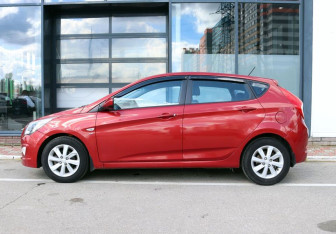 Подержанный автомобиль Hyundai Solaris Hatchback 2015 года (2 фото)