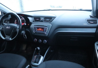 Подержанный автомобиль Kia Rio Hatchback 2016 года (14 фото)