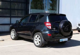 Подержанный автомобиль Toyota RAV4 2011 года (5 фото)