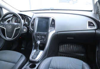 Подержанный автомобиль Opel Astra Hatchback 2013 года (13 фото)