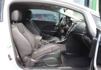 Подержанный автомобиль Opel Astra Hatchback 2013 года (12 фото)