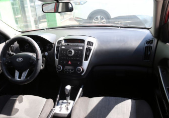 Подержанный автомобиль Kia Ceed Hatchback 2012 года (12 фото)