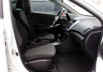 Подержанный автомобиль Hyundai Solaris Hatchback 2012 года (13 фото)