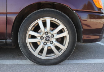 Подержанный автомобиль Toyota Ipsum 1997 года (10 фото)