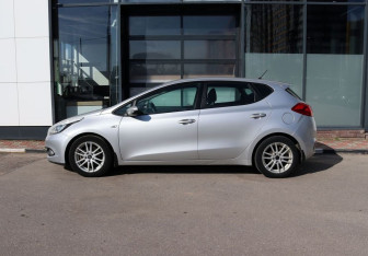 Подержанный автомобиль Kia Ceed Hatchback 2012 года (2 фото)