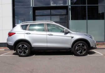 Подержанный автомобиль DongFeng AX7 2018 года (6 фото)