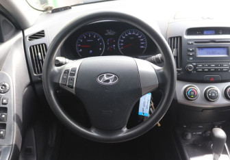 Подержанный автомобиль Hyundai Elantra Sedan 2010 года (16 фото)