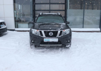 Подержанный автомобиль Nissan Terrano 2015 года (8 фото)