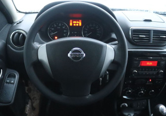 Подержанный автомобиль Nissan Terrano 2015 года (16 фото)