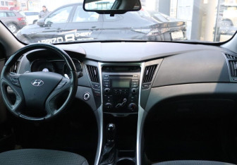 Подержанный автомобиль Hyundai Sonata 2011 года (14 фото)