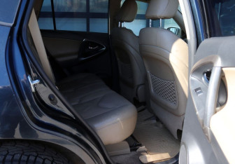 Подержанный автомобиль Toyota RAV4 2011 года (12 фото)