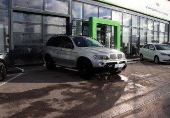 Подержанный автомобиль BMW X5 2001 года (7 фото)
