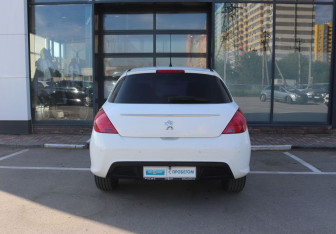 Подержанный автомобиль Peugeot 308 Hatchback 2011 года (4 фото)