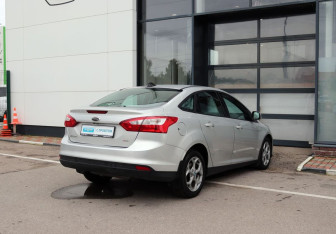 Подержанный автомобиль Ford Focus Sedan 2014 года (6 фото)